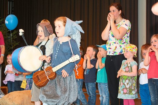 Das neue Bürgerhaus war gleich mit Leben gefüllt:  Kindergartenkinder spielten  die   Bremer Stadtmusikanten.  Foto: Köncke Foto: Schwarzwälder-Bote