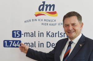 dm-Chef Erich Harsch bei der Vorstellung der Bilanz Foto: dpa