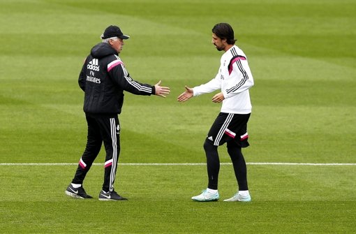 Sami Khedira (rechts) hat nach der Verletzung von Luca Modric wieder bessere Karten bei Real Madrid. Trainer Ancelotti (links) setzt auf den ehemaligen VfB-Profi. Foto: dpa