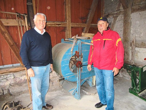 Heinz Braun (rechts) übergab Helmut K. Schiek  eine Körner-Putzmühle. Foto: Heimat- und Geschichtsverein Foto: Schwarzwälder-Bote