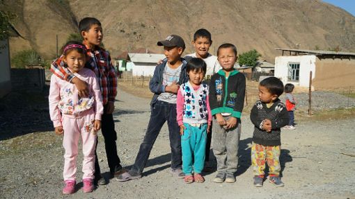 Kinder in Kirgisien sind neugierig auf den Tross der Wohnmobilisten. Foto: Ummenhofer Foto: Schwarzwälder-Bote