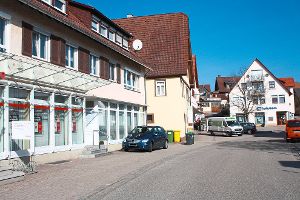 Besonders auf den Gehwegen in der Ortsmitte von Egenhausen werden Autos häufig unerlaubt geparkt.  Foto: Köncke