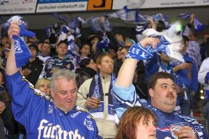 Wild Wings feiern 4:0-Heimsieg gegen Crimmitschau. Foto: Bartler