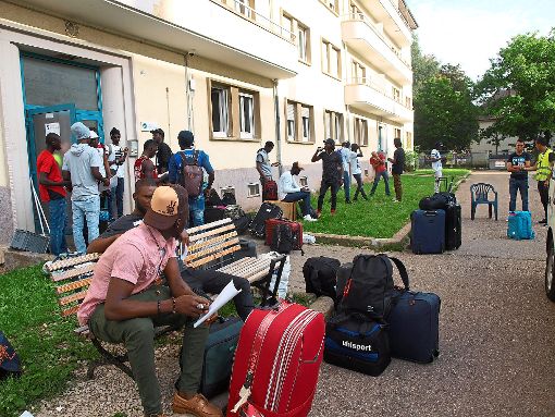 Aufbruchstimmung bei den jungen Männern aus Gambia und Nigeria: Die letzten 23 Bewohner haben  die Erstaufnahmestelle verlassen und  sich begleitet von vielen guten Wünschen der Mitarbeiter  auf den Weg in neue Unterkünfte gemacht.  Foto: Zieglwalner