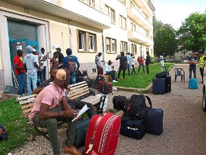 Aufbruchstimmung bei den jungen Männern aus Gambia und Nigeria: Die letzten 23 Bewohner haben  die Erstaufnahmestelle verlassen und  sich begleitet von vielen guten Wünschen der Mitarbeiter  auf den Weg in neue Unterkünfte gemacht.  Foto: Zieglwalner