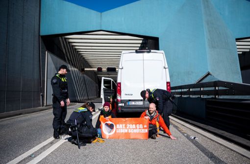 Die Klimaaktivisten der Gruppe Letzte Generation blockierte drei wichtigen Verkehrspunkten in Hamburg. Foto: dpa/Daniel Bockwoldt