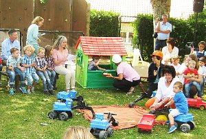 In eine Baustelle haben die Kinder von St. Elisabeth ihren Sommerfest-Schauplatz verwandelt. Foto: Holl Foto: Schwarzwälder-Bote