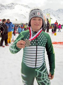 Der junge Schwenninger Lukas Krauss freut sich über seine  Silbermedaille. Foto: Schwarzwälder-Bote