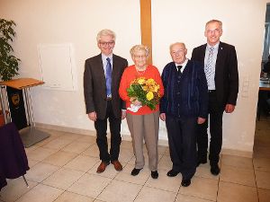 Pfarrer Reinhold Schuttkowski (links) und Ortsvorsteher Harald Eppler (rechts) haben Erika Bodmer  Albrecht Öffinger als älteste Besucher geehrt.  Foto: Groh Foto: Schwarzwälder-Bote
