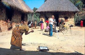 In den Jahren 1976 und 1977 nimmt  der Kameramann  Hermann Schlenker gemeinsam  mit einem Ethnologen  Gelegenheit, die letzten Geheimnisse Schwarzafrikas auf. Foto: Schwarzwälder-Bote
