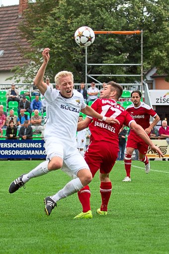 Im Hinspiel am Kaiserstuhl mussten sich Lukas Foelsch (links) und die TSG Balingen mit 0:1 geschlagen geben. Foto: Eibner