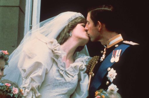 Ein Millionenpublikum in aller Welt sah am 29. Juli 1981  den  Hochzeitskuss des einstigen britischen  Traumpaares Prinz Charles und Lady Diana Spencer   auf dem Balkon des Buckingham Palace – er  dauerte  0,4 Sekunden Foto: dpa