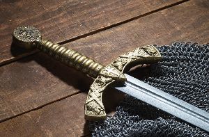 Ein mittelalterliches Schwert wie dieses - aber aus Gummi - gehört wohl zur Arbeitskleidung auf dem Esslinger Mittelalter- und Weihnachtsmarkt (Symbolbild). Foto: Shutterstock/sergey856