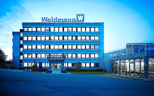 Das Verwaltungsgebäude am Stammsitz der Herbert Waldmann GmbH & Co. KG leuchtet  am Abendhimmel. Foto: Waldmann Foto: Schwarzwälder-Bote
