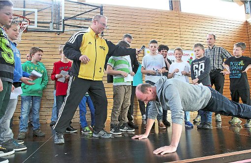 Kinder und Jugendliche des Sportvereins Oberiflingen gestalteten das Programm der Jugendjahresfeier in der Iflinger Halle – anstrengen mussten sich aber auch die Erwachsenen. Foto: Ade Foto: Schwarzwälder-Bote