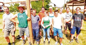 Seit einer Woche bauen die Mitglieder der Landjugend Bräunlingen die Anlagen für das traditionelle Gartenfest auf.  Fotos: Bombardi Foto: Schwarzwälder-Bote