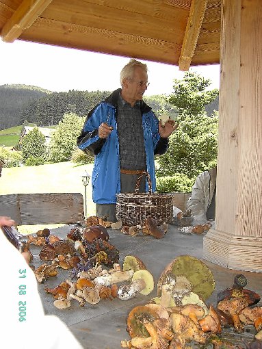Dieter Butscheck erklärt die Bestimmungsmerkmale der Pilze.  Foto: Seewald-Touristik Foto: Schwarzwälder-Bote