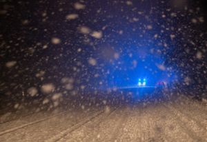 Auf der winterglatten B 27 ist eine Autofahrerin ins Rutschen geraten. (Symbolfoto) Foto: Bernd Weißbrod/dpa