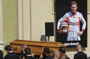 Jules Bianchi wird in Nizza zu Grabe getragen. Foto: EPA