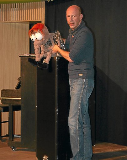 Benjamin Tomkins lässt die Zuschauer vergessen, dass er mit seinen Puppen alleine auf der Bühne steht. Foto: Leukhardt Foto: Schwarzwälder-Bote
