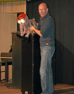 Benjamin Tomkins lässt die Zuschauer vergessen, dass er mit seinen Puppen alleine auf der Bühne steht. Foto: Leukhardt Foto: Schwarzwälder-Bote