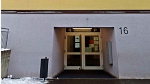 Einladend sieht anders aus, aber: Der Eingang der Kirchgrabenschule bleibt vorerst, wo er ist. Foto: Kistner