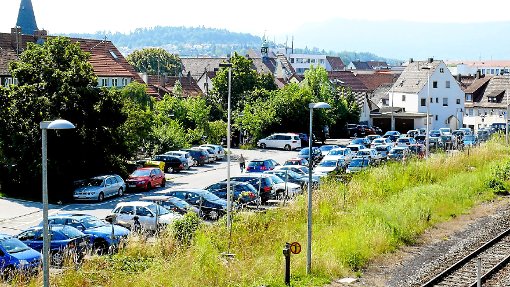 50 zusätzliche Parkplätze entstehen im Bereich Am Lindle nahe dem Balinger Bahnhof. Im September und Oktober wird die Fläche bei den Bahngleisen erschlossen. Foto: Schnurr
