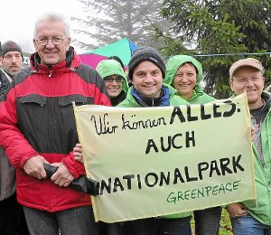 Beim Besuch am Naturschutzzentrum Ruhestein im Nordschwarzwald war Winfried Kretschmann (links) einer Meinung mit Greenpeace-Aktivisten. Nun aber setzen ihm die Kritiker zu.  Foto: Deck