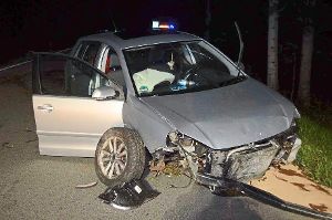 Das Unfallauto war nicht mehr fahrbereit. Foto: Polizei