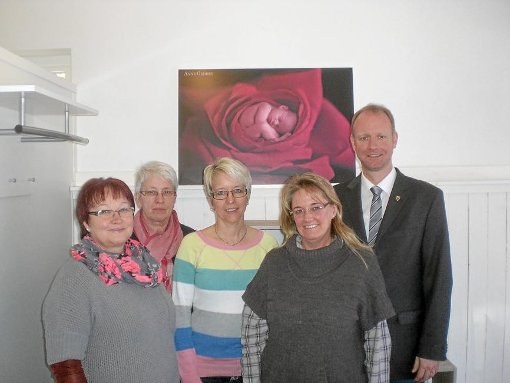 Timm Kern führte ein Gespräch mit den Hebammen Magdalena Klein, Cornelia Manntz, Anne Girrbach und Heike Klumpp (von links).  Foto: FDP