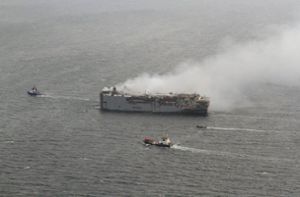 Der Frachter brennt auf der Nordsee. Foto: dpa/Flugzeug der Küstenwache