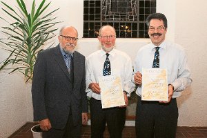 Bezirksposaunenwart Stefan Brändle ehrte Hans-Martin Ott und Wilhelm Haag für 40 Jahre Musizieren (von links). Foto: Geisel Foto: Schwarzwälder-Bote