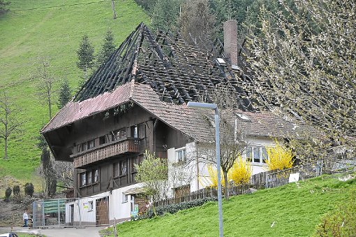 Nach dem verheerenden Brand im Dachstuhl: Der Mühlenbacher Kussenhansenhof bot am Dienstag einen traurigen Anblick. Foto: Möller