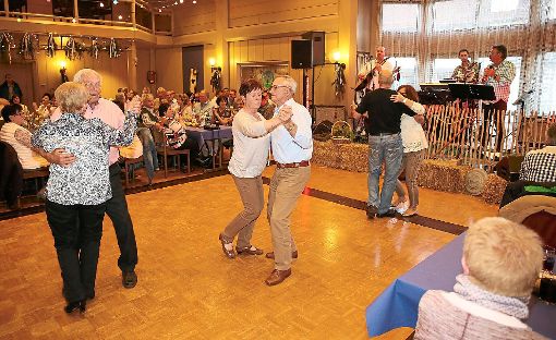 Die Hofemer luden zum traditionellen Maibaumstellen und anschließenden Tanz in den Mai im Haus des Gastes ein. Foto: Wagner Foto: Schwarzwälder-Bote
