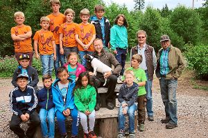16 Kinder haben sich bei Gunnar Hornstein (mit Hund) eingefunden, um etwas über den  Wald zu lernen. Unterstützt wird er von Peter Lang und Lothar Josef (von rechts).  Foto: Kommert Foto: Schwarzwälder-Bote