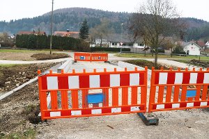 Fertig, aber noch nicht passierbar: die neue Bärabrücke am Nusplinger Friedhof. Das Geländer fehlt, soll aber in den nächsten beiden Wochen montiert werden.   Foto: Weiger Foto: Schwarzwälder-Bote