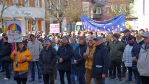Seite an Seite stehen die Menschen in Oberndorf für die Demokratie ein. Foto: Wagner