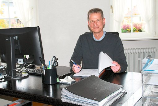 Noch ungewohnt, aber bester Dinge: Christoph Schaack am Tag seines Amtsantritts als Dobler Bürgermeister an seinem neuen Arbeitsplatz. Foto: Gegenheimer Foto: Schwarzwälder-Bote