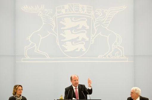 Der neue Landtagspräsident Wilfried Klenk (CDU, Mitte) leitet am Mittwoch nach seiner Wahl in Stuttgart eine Landtagssitzung. Foto: dpa