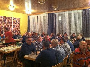 40 Männer bilden sich beim Männervesper über die Kunst des Bierbrauens weiter. Foto: Rapp Foto: Schwarzwälder-Bote