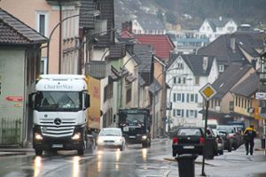 Laster mühen sich die Oberndorfer Straße hinauf. Von Tempo 30 an der Steige halten Stadt und Gemeinderat gar nichts.  Foto: Rath Foto: Schwarzwälder-Bote