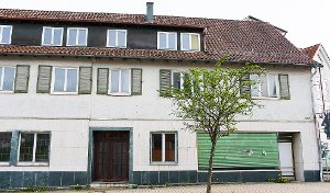 Im ehemaligen Gasthaus Hasen in der Zeppelinstraße 2 könnten nach einer Sanierung Asylbewerber untergebracht werden.   Foto: Deregowski
