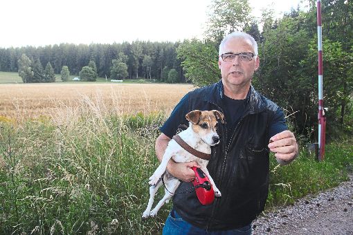 Altbürgermeister Gerold Löffler und Hund Kitty lieben den Weg von Breitbrunnen zum Moosloch.  Foto: Schimkat Foto: Schwarzwälder-Bote