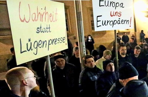 Ein Pegida-Anhänger hält am Montag während einer Demonstration in Villingen-Schwenningen ein Schild mit der Aufschrift „Wahrheit statt Lügenpresse“ Foto: dpa