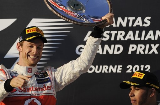 McLaren-Fahrer Jenson Button jubelt über seinen Formel-1-Auftaktsieg in Melbourne. Teamkollege Lewis Hamilton kann sich über seinen dritten Platz nicht wirklich freuen Foto: AP