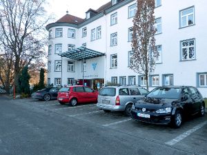 Auf dem Parkplatz des Vinzenz-von-Paul-Hospitals überraschte ein Pfleger die Flüchtenden. Foto: Müller