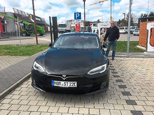 Ein Mann und sein Auto: Jérôme Brunelle tankt am Supercharger, wo er den Strom für seinen Tesla kostenlos bezieht.    Foto: Brunelle