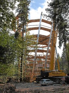 Die Bauarbeiten für den Baumwipfelpfad mit dem 40 Meter hohen Turm sind in der Endphase. Am Freitag wird der Pfad eröffnet. Foto: Ziegelbauer
