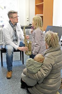 Die fünfjährige Annika durfte beim Infotag der Wildberger Musikschule auch mal das Saxofonspielen ausprobieren. Foto: Schneeberg Foto: Schwarzwälder-Bote