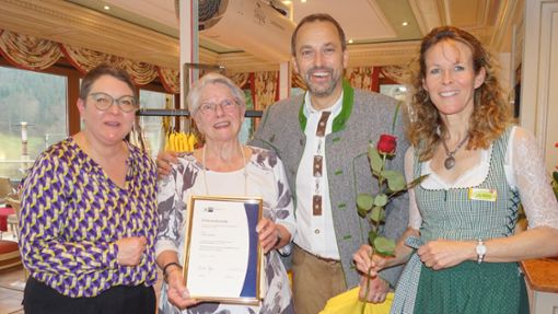 Für insgesamt 60-jährige Mitarbeit im Hotel Tanne in Tonbach ehrten Elke Schönborn von der IHK  (links) sowie Jörg und Jutta Möhrle die Seniorchefin Gisela Möhrle. Foto: Stephanie Prutschke